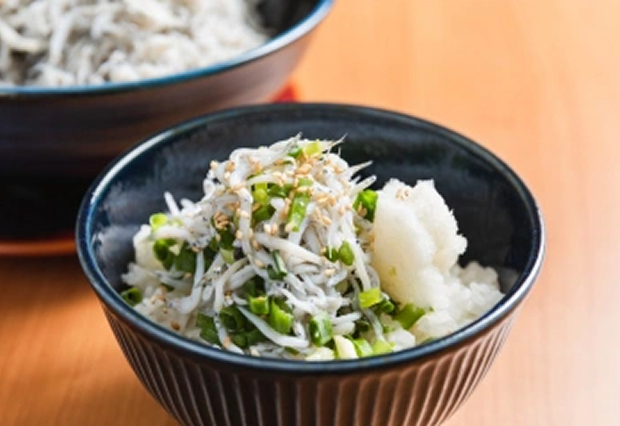 しらす丼（盛り付け例）