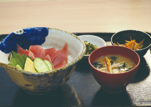 画像：マグロ丼定食