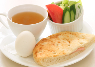 画像：軽朝食セット（ハムチーズフォカッチャサンド）