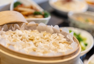 せいろで蒸したて　あつあつシュウマイ