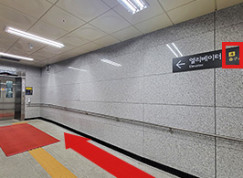 エレベーターに乗ってください。